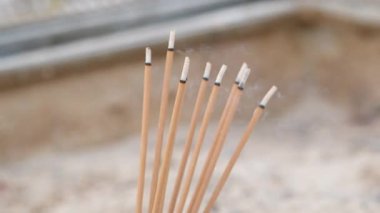 Çin Yeni Yıl kutlamaları sırasında tütsü çubuğunun yakıldığı yakın plan. Aromaterapi, dua ve meditasyon için tütsü. Buda 'ya dua et. Rahatlamak için tütsü