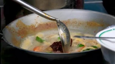 Domates soslu tavuk, baharatlı bir tavada kaynıyor. Tavuk filetosu ile domates sosu pişirmek. Geleneksel İtalyan Meksika yemeği. Cafe ve restoran için yüksek kaliteli stüdyo çekimi.