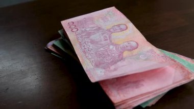 Tayland Baht Para Sayımı, Yakın plan Tayland Baht Banknotları Para, Para ve Finansal Kavramları Sayma İş Elleri. Yüksek kalite 4k görüntü