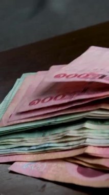 Tayland Baht Para Sayımı, Yakın plan Tayland Baht Banknotları Para, Para ve Finansal Kavramları Sayma İş Elleri. Yüksek kalite 4k görüntü