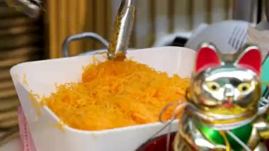 Tacos tatlı rafları, Thai caddesi yemek pişirme süreci adım adım, Hot Griddle 'dan Tayland tacoları ve Gece Marketinde Soğutma Rafına yerleştirme, Tatlı Atıştırma. Yüksek kalite 4k