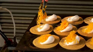Tacos tatlı rafları, Thai caddesi yemek pişirme süreci adım adım, Hot Griddle 'dan Tayland tacoları ve Gece Marketinde Soğutma Rafına yerleştirme, Tatlı Atıştırma. Yüksek kalite 4k