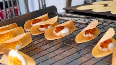 Tacos tatlı rafları, Thai caddesi yemek pişirme süreci adım adım, Hot Griddle 'dan Tayland tacoları ve Gece Marketinde Soğutma Rafına yerleştirme, Tatlı Atıştırma. Yüksek kalite 4k