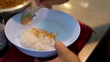 Bakso satıcısı miso çorbası Vietnamlı pho çorbası müşterilere servis edilir. Bakso satıcısı müşteri siparişini hazırla. Yüksek kalite 4k görüntü