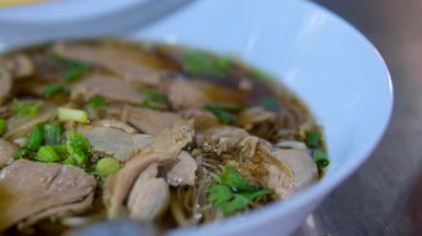 Bakso satıcısı miso çorbası Vietnamlı pho çorbası müşterilere servis edilir. Bakso satıcısı müşteri siparişini hazırla. Yüksek kalite 4k görüntü