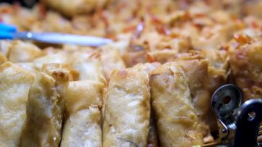 Aile Masasında Geleneksel Asya Yemeği Yiyoruz. Asya Tarzı 'nda Sağlıklı Yemek Pişirme. Lezzetli Kızarmış Peynirli Toplar ya da Japon omleti ile servis edilen Fırında Tavuk. 