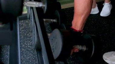 Erkek ve kız, spor salonunda spor yapıyor. Erkek ve kız kardeş, baba ve kız kardeş. Yüksek kalite 4k görüntü