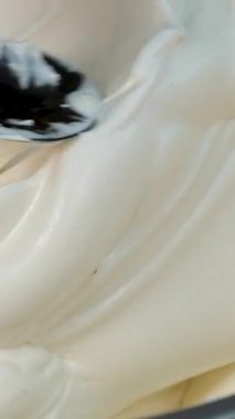 Tacos tatlı rafları, Thai caddesi yemek pişirme süreci adım adım, Hot Griddle 'dan Tayland tacoları ve Gece Marketinde Soğutma Rafına yerleştirme, Tatlı Atıştırma. Yüksek kalite 4k