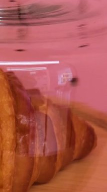 Taze pişmiş Fransız kruvasanı. Pastanede Yapım. Lezzetli hamur işleri. Ev yapımı fırın. Kahvaltıda kruvasan. Yüksek kalite 4k görüntü