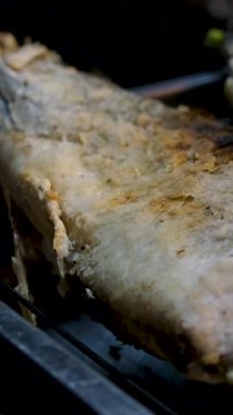 Lezzetli ızgarada limon ve mangalda taze biberiye ile ızgara edilmiş balık. Sağlıklı, gurme bir yemek için mükemmel. Yüksek kalite 4k görüntü