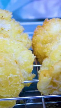 Lezzetli çıtır tavuk şeridinin yakın görüntüsü. Seçici odaklanma. Yüksek kalite 4k görüntü