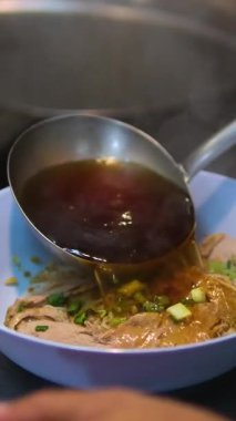 Bakso satıcısı miso çorbası Vietnamlı pho çorbası müşterilere servis edilir. Bakso satıcısı müşteri siparişini hazırla. Yüksek kalite 4k görüntü