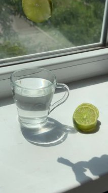 Buzlu limonlu bir bardağa soda dökmek. Yüksek kalite 4k görüntü