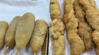 Geleneksel Asya sokak yiyecekleri - kızarmış sosisli, Çin Yeni Yıl kutlamalarında gıda pazarında sosisli sandviç. İnsanlar farklı soslu ve aromalı yemekler seçiyor. - Evet. Yüksek kalite 4k