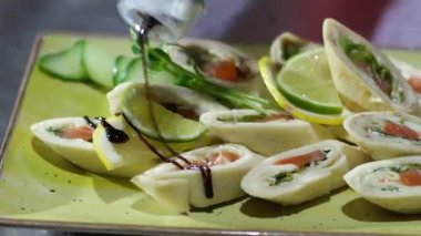 Soya sosunu rulonun üzerine dök. Yüksek kalite 4k görüntü