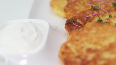 Öğütücüyle patates öğütme, sebzeli börek hazırlama. Ev yemeği. Yüksek kalite 4k görüntü