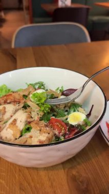 Güzel renkli sezar salatası, soslu kızarmış ekmek ve parmesan peyniri, sağlıklı yemek. Yüksek kalite 4k görüntü