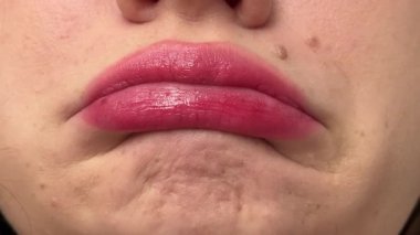 Kadınların hoşnutsuz dudakları öne doğru uzanıyor ve hoş olmayan bir koku, ekşitme. Yüksek kalite 4k görüntü