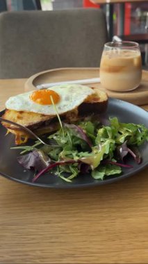 Dikey görüntüler, salata yerken, yumurtalı ekmek yerken, Fransız ekmeği yerken kahve içerken, kahve içerken, sağlıklı beslenirken görülüyor. Yüksek kalite 4k görüntü