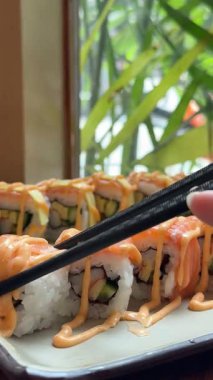 Yakın plan suşi dürümleri hazır. Suşi teslimatı. İştah açıcı suşi makrosu. Yüksek kalite 4k görüntü