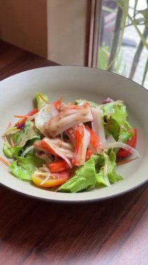 Avokado ve greyfurtlu karides salatası, el ele tutuşma çatalı. Sağlıklı beslenme ve taze yemek kavramları için ideal. Yüksek kalite 4k görüntü