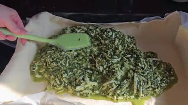 Ispanaklı turta yapma süreci nefis ev yapımı peynirli ıspanaklı kiş turtası. Yüksek kalite 4k görüntü