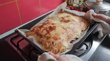 Ispanaklı turta yapma süreci nefis ev yapımı peynirli ıspanaklı kiş turtası. Yüksek kalite 4k görüntü