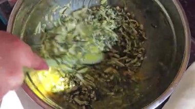 Ispanaklı turta yapma süreci nefis ev yapımı peynirli ıspanaklı kiş turtası. Yüksek kalite 4k görüntü