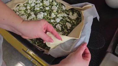Ispanaklı turta yapma süreci nefis ev yapımı peynirli ıspanaklı kiş turtası. Yüksek kalite 4k görüntü