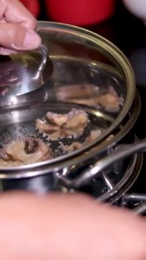 Şef balık lokantasında deniz kestanesi pişiriyor, taze çiğ deniz ürünleri kesiyor, yemeği yakın çekim bıçakla kesiyor, 4.6K. Yüksek kaliteli FullHD görüntüler