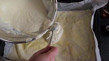 Pasta yaban mersini hazırlama, tabaktan bir dilek alır ve yumurta ile yaban mersinli kek pişirmeye hazırdır. Yüksek kalite 4k görüntü