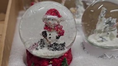 Noel süsleri, kar küresi, kardan adam, Noel Baba. Yüksek kalite 4k görüntü