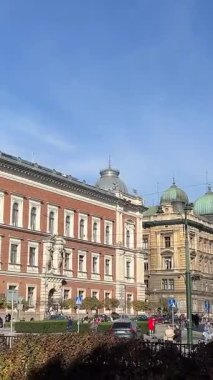 Ana Pazar Meydanı veya Rynek Glowny ile bir belediye binası, Sukiennice ve St. Marys Bazilika Kilisesi Krakow, Polonya 'da gün doğumunda. Sabah Krakow merkez meydanının hava görüntüsü. Eski şehir Krakow Kilisesi