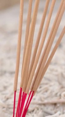 Renkli dekoratif çubuklar, tütsü yakan kırmızı tütsü çubukları ve Çin Tapınağı 'nda tütsüden çıkan dumanlar. Yüksek kalite 4k görüntü