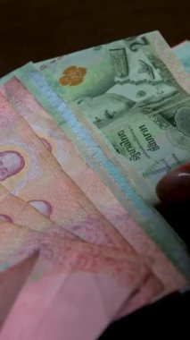 Beyaz arka planda Tayland bahtı, Tayland kağıt parası, Tayland para birikimi. Yüksek kalite 4k görüntü