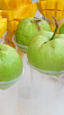 Çeşitli egzotik meyvelerden oluşan ahşap tepsi. Tropikal meyveler