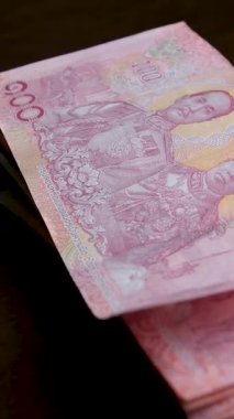 Beyaz arka planda Tayland bahtı, Tayland kağıt parası, Tayland para birikimi. Yüksek kalite 4k görüntü