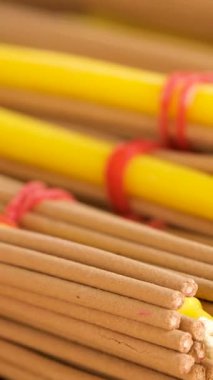 Tütsü çubukları hoş kokulu duman yayar, dingin bir atmosfer yaratır, rahatlama ve meditasyon için mükemmeldir. Yüksek kaliteli FullHD görüntüler