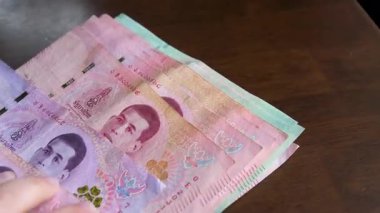 Beyaz arka planda Tayland bahtı, Tayland kağıt parası, Tayland para birikimi. Yüksek kalite 4k görüntü