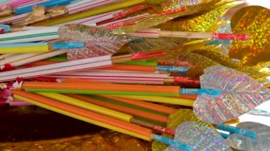 Renkli dekoratif çubuklar, tütsü yakan kırmızı tütsü çubukları ve Çin Tapınağı 'nda tütsüden çıkan dumanlar. Yüksek kalite 4k görüntü