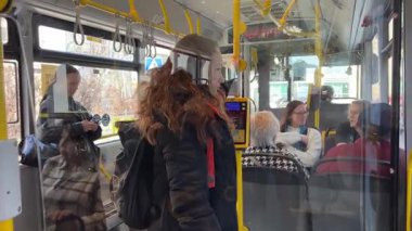 Şehirdeki insanlar iş tramvaylarında tramvaya biniyorlar. Polonya Katowice 07.12.2025.