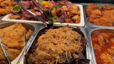 Lokantada pişmiş yemekle birlikte büfe. Yüksek kalite 4k görüntü