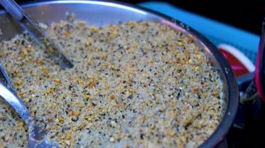 Lezzetli bir ev yapımı yemeğin hazırlama sürecini gözler önüne seren, canlı bir karışım olan kızarmış tavuk, taze kırmızı dolma biber, soğan ve cam kasede bulunan baharatlarla karıştıran eller. Yüksek kalite 4k 