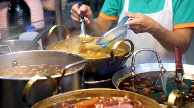 Çorba süzen deniz ürünleri dezenfekte Asyalı ülkeler Bangkok vietnam thailand ho chi minh sokak yemekleri pişiriyor. Yüksek kalite 4k görüntü