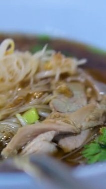 Çorba süzen deniz ürünleri dezenfekte Asyalı ülkeler Bangkok vietnam thailand ho chi minh sokak yemekleri pişiriyor. Yüksek kalite 4k görüntü