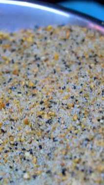 Lezzetli bir ev yapımı yemeğin hazırlama sürecini gözler önüne seren, canlı bir karışım olan kızarmış tavuk, taze kırmızı dolma biber, soğan ve cam kasede bulunan baharatlarla karıştıran eller. Yüksek kalite 4k 