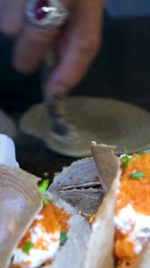 Martabak telor 'u kızartan adamın eli. Martabak telor Endonezya 'daki lezzetli sokak yemeklerinden biridir. Yüksek kalite 4k görüntü