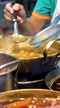 Çorba süzen deniz ürünleri dezenfekte Asyalı ülkeler Bangkok vietnam thailand ho chi minh sokak yemekleri pişiriyor. Yüksek kalite 4k görüntü