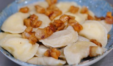 Adım adım Vareniki Aşçılık. Tencerede hamur köftesi pişir.