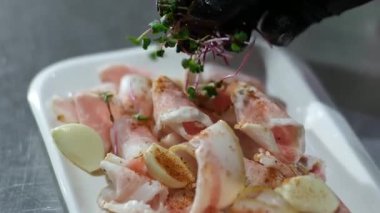 İnce dilimlenmiş beyaz domuz yağı kırmızı soğanlar kesim tahtasına dizilmiş. Ukrayna yemeği. Yüksek kalite 4k görüntü